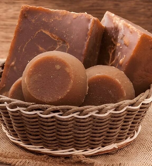 Indian jaggery is a natural, unrefined sweetener produced from freshly extracted sugarcane juice using traditional and hygienic processing methods.
